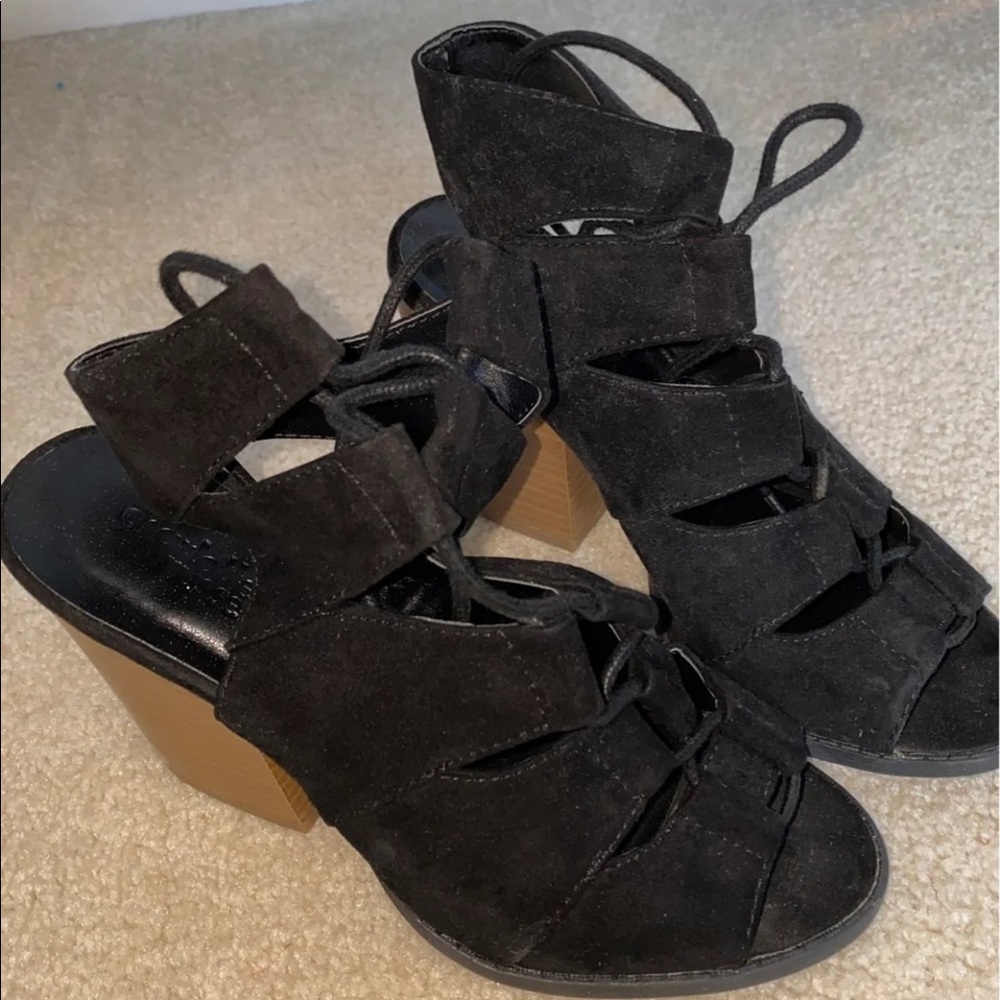 Black Tie-cut heals (size 6)